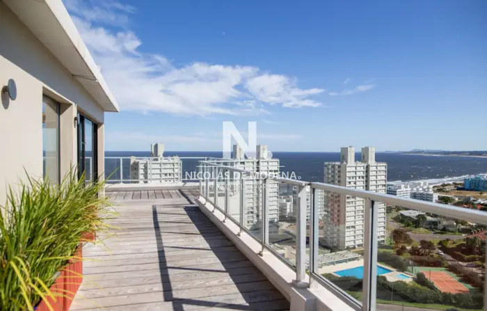 Vende apartamento 4 dormitorios, comodo e iluminado en Mansa Punta del Este.