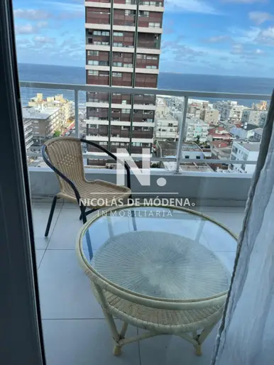 Alquila apartamento de 2 dormitorios en Peninsula, Punta del Este con vista al mar.