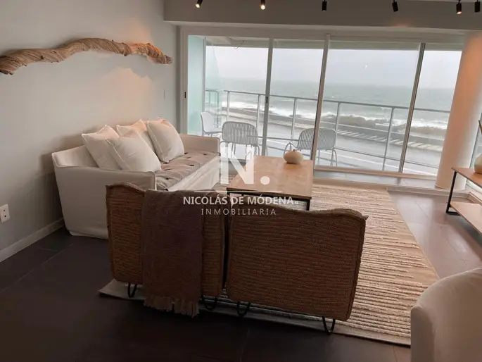 Apartamento con excelente vista, a metros del mar en Peninsula, de 2 dormitorios.