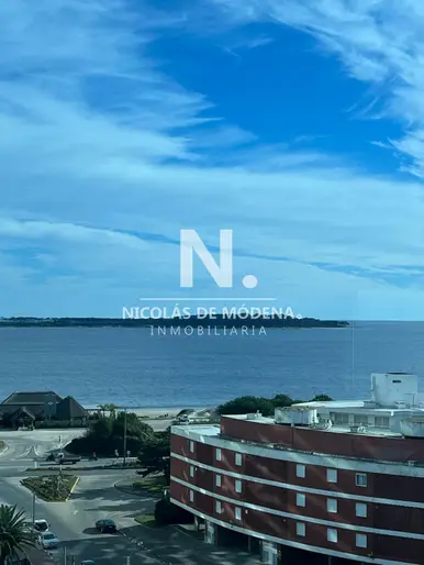En venta apartamento de 2 dormitorios con vista al mar en Mansa.