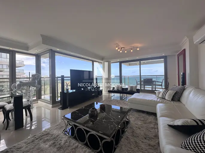 Vende apartamento esquinero de 3 dormitorios en Imperiale, Punta del Este
