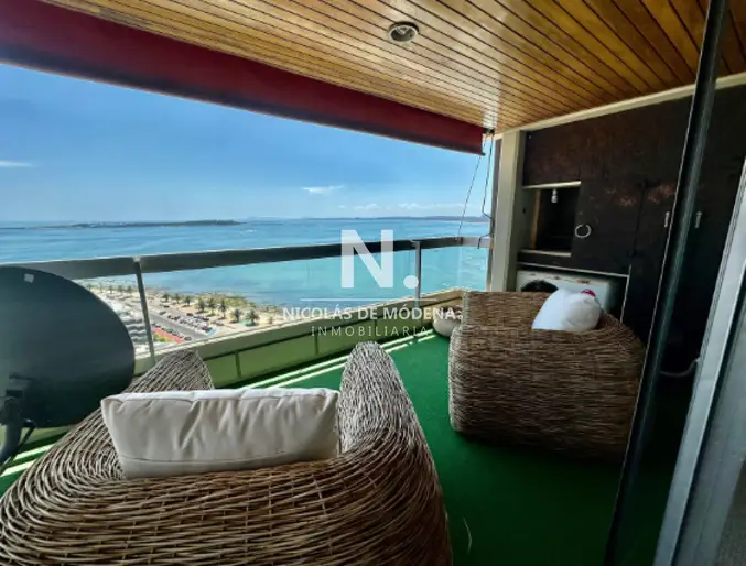 Vende apartamento de 3 dormitorios, con vista al mar en Mansa, Punta del Este.