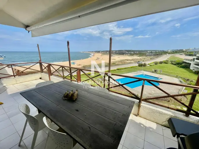 Apartamento en venta con vista privilegiada en Manantiales, de 2 dormitorios.