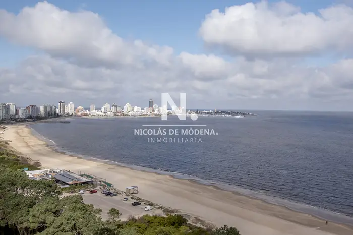 Apartamento en Mansa - Punta del Este en venta de 3 dormitorios.