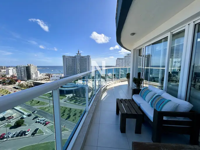 Apartamento de 3 dormitorios en venta en Mansa, Punta del Este.
