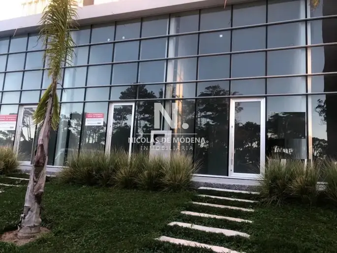 En venta local en edificio Ocean Drive Country, Punta del Este.