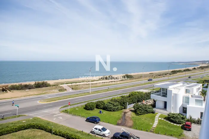 Vende departamento de 2 dormitorios en Playa Mansa, Punta del Este