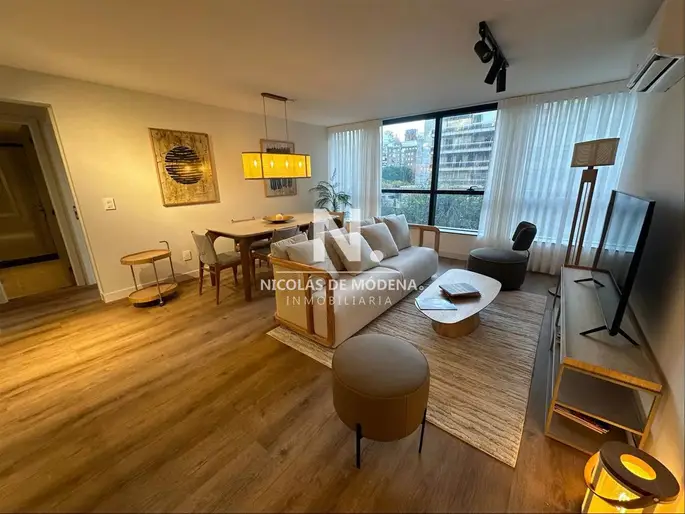 Venta Apartamento de 2 Dormitorios Con Piscina en Pocitos,Montevideo.