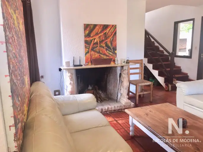 Venta de Casa 4 DORMITORIOS en La Barra, Punta del Este.-
