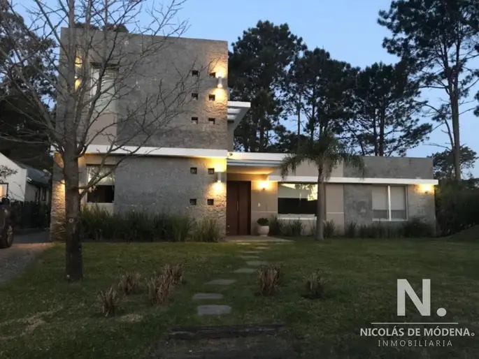 Gran casa en venta en Barrio Privado La Arbolada , Punta del Este.