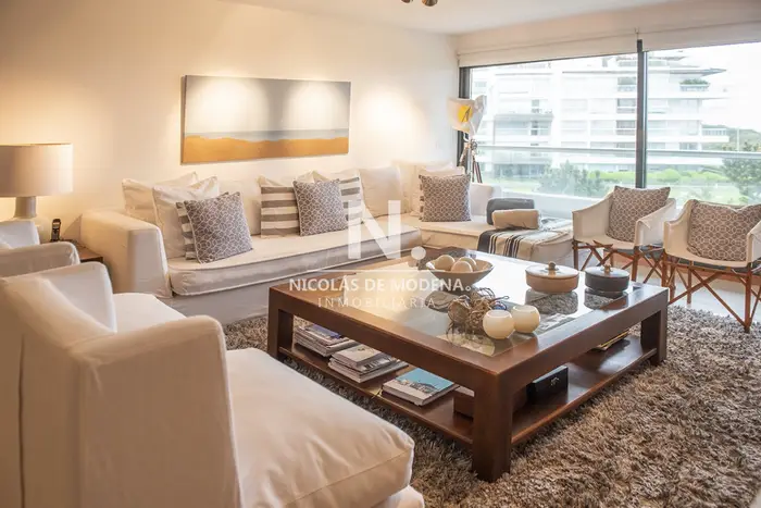 Hermoso Departamento en venta frente a Playa Brava, 3 dorm + dep. Marigot Brava