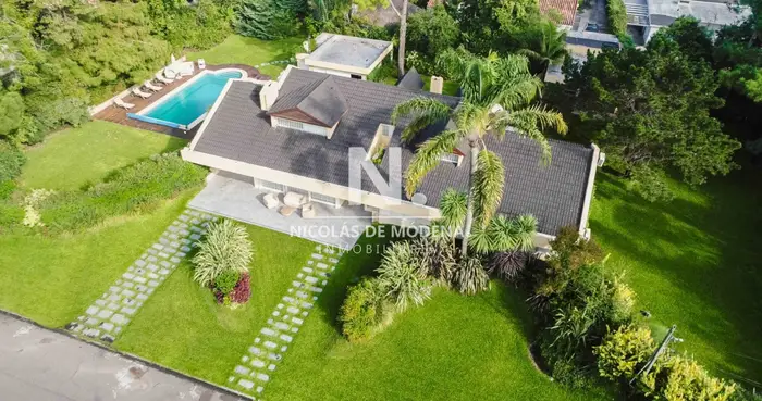 Parada 10 de Playa Mansa. Hermoso chalet de 6 dormitorios en venta.