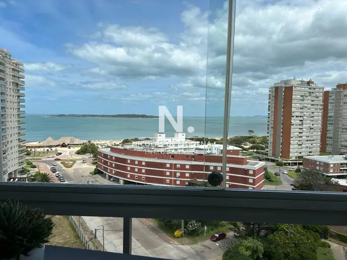 Alquila departamento de 3 dormitorios en suite en Mansa. Punta del Este