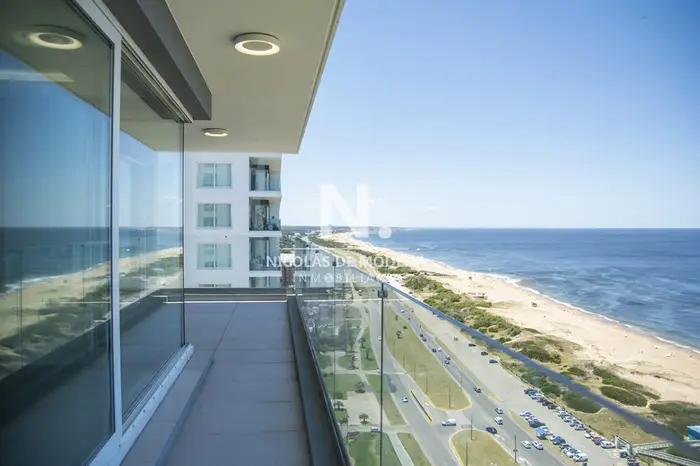 A mentros del mar, en venta apartamento de 3 dormitorios en suite con hermosas vistas, Punta del Este