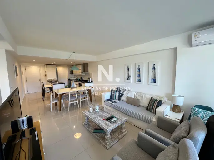 Vende en Punta del Este, apartamento de 3 dormitorios con vista a Agradable entorno.