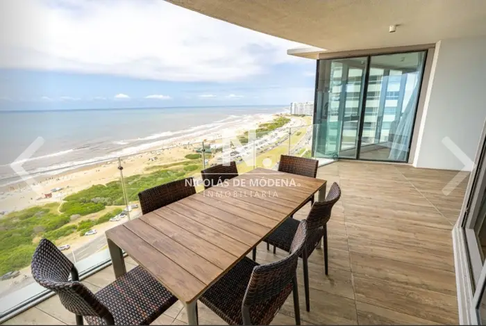 En venta apartamento con vista al mar de 3 dormitorios en playa Brava, Punta del Este