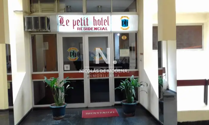 HOTEL EN VENTA ( ideal para hacer aptos, esta frente a la plaza de Maldonado)