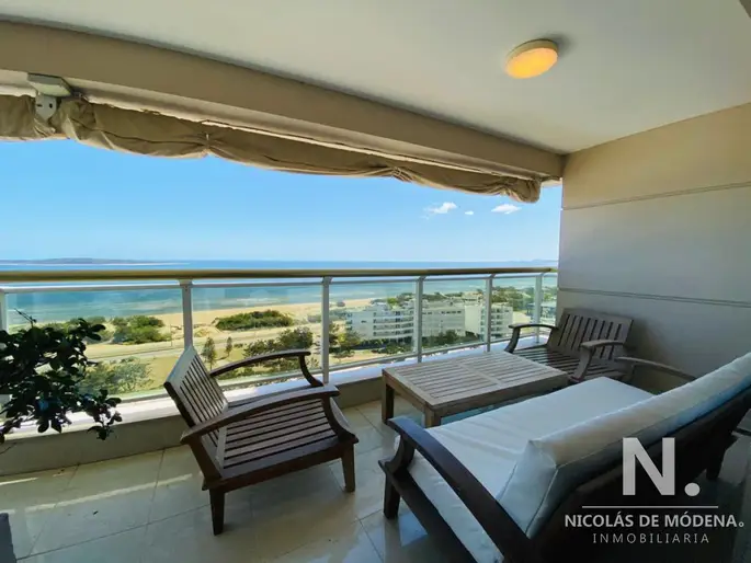 Departamento en venta en Playa Mansa con linda vista.