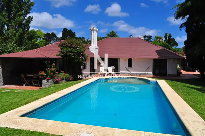 Casa de gran tamaño ubicada en zona de paz y tranquilidad.