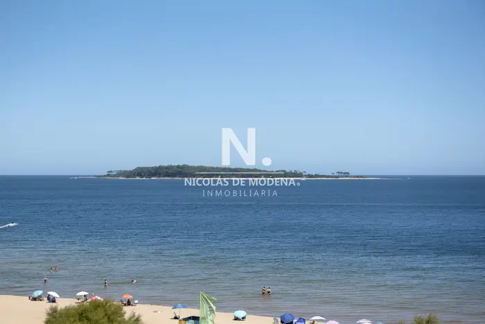 Vende hermoso Penthouse en Playa Mansa con azotea propia en Punta del Este