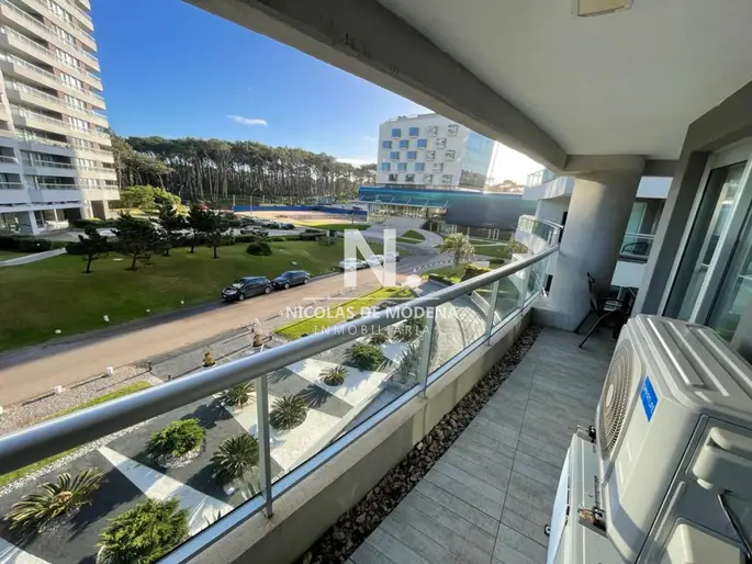 Departamento en Punta del Este de 1 dormitorio con balcon con parrilla.