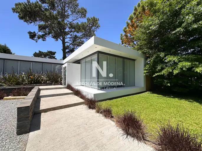 En venta casa tipo clinica en excelente ubicación en Punta del Este de 5 consultorios