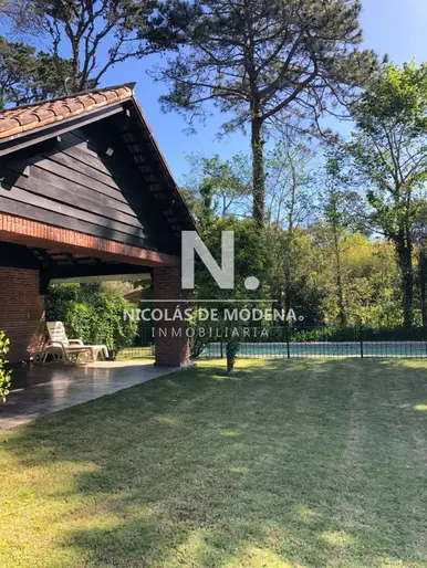 En venta casa en Punta del Este de 3 dormitorios en suite y amplios espacios exteriores