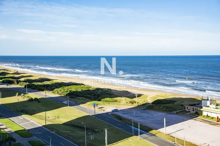 Hermoso Departamento en venta de 3 dormitorios. Torre Tiburon. Playa Brava.