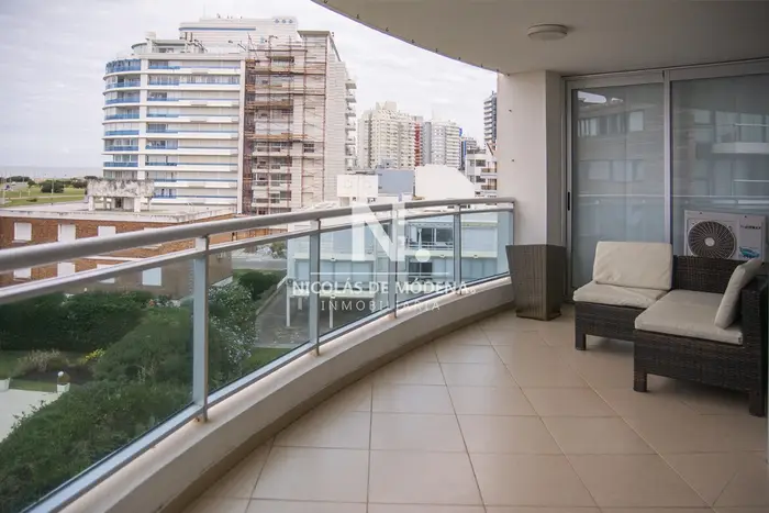 Apartamento en venta 3 dormitorios con piscina climatizada 