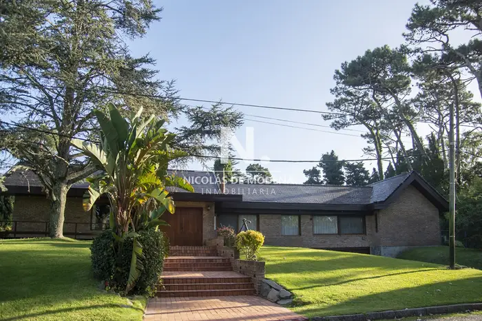 OPORTUNIDAD. VENDE CASA EN PLAYA MANSA EN EXCELENTE ESTADO. CON AMPLIOS ESPACIOS EN PUNTA DEL ESTE.