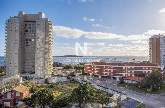 Vende apartamento de 2 dormitorios esquinero en Miami Boulevard Punta Del Este
