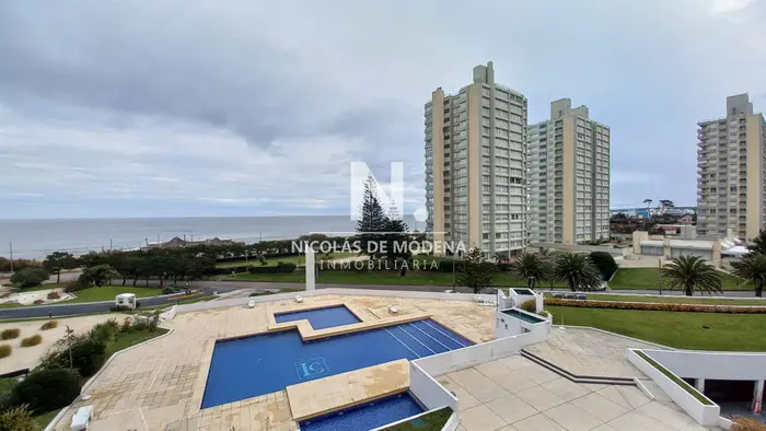 Departamento de 3 dormitorios + dependencia en venta, Playa Mansa. Torre Jefferson,.