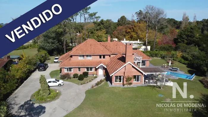 Espectacular Mansion en zona Golf, proxima al Hotel Lauberge y a las propiedades mas importantes de Punta del Este.
