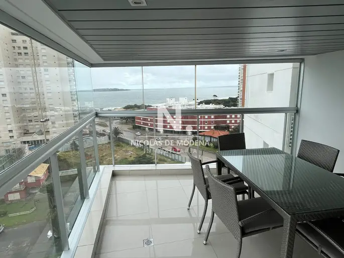 Departamento en venta en torre moderna, a pasos del mar.