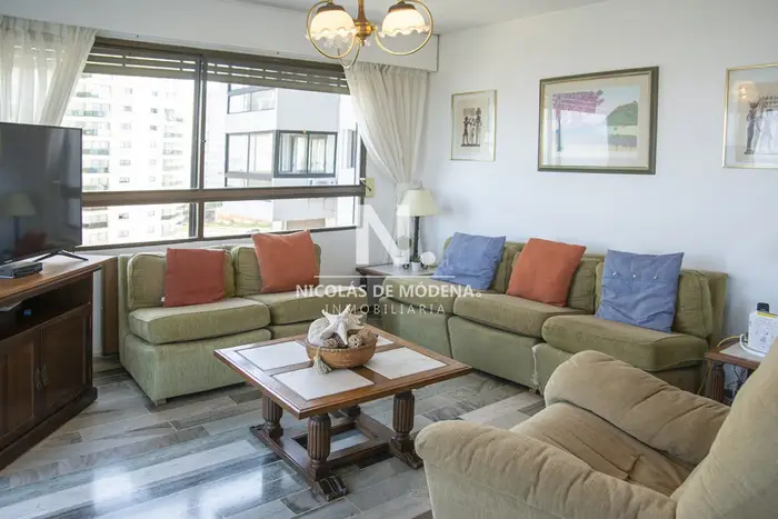 Departamento de 3 dormitorios en venta frente al mar. Playa Brava, Punta del Este