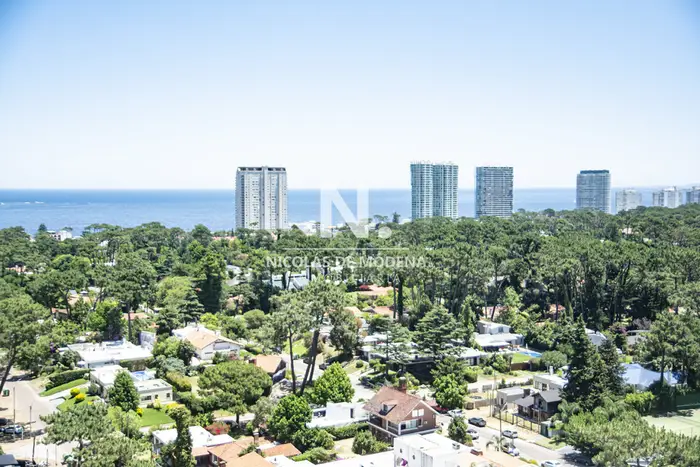 Vende apto de 2 dormitorios con vista al mar en Punta del este