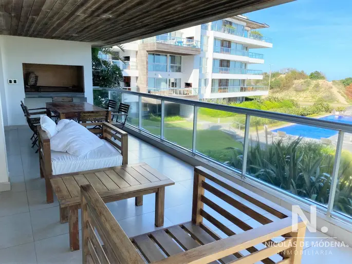 Departamento de 4 dormitorios en Brava, con parrillero