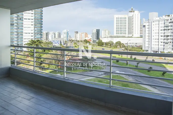 Departamento de 2 dormitorios en venta en torre moderna a metros de Playa Mansa.