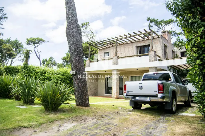 Excelente chalet de 5 dormitorios en venta a pasos de Playa Mansa Punta del Este