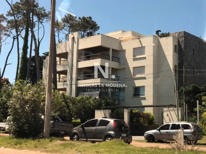 HERMOSO APARTAMENTO DE CUATRO DORMITORIOS A UNA CUADRA DE LA PLAYA MANSA