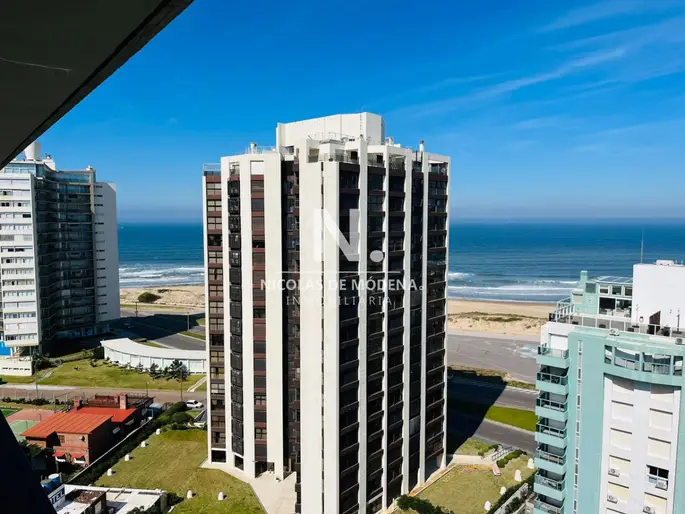 Vende apartamento de 2 dormitorios en Punta del Este. Financia
