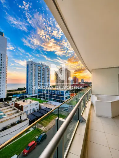 Departamento en venta en Seasons Tower, a metros del mar.