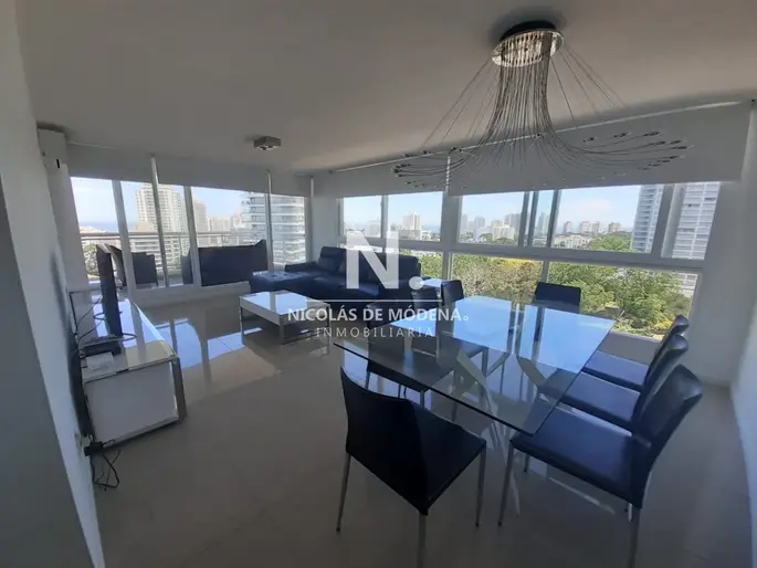 Departamento en venta en Torre de jerarquía a metros de Playa Brava.