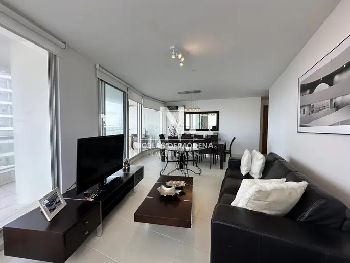 Vende apartamento de 3 dormitorios en Seasons Tower, Punta del Este