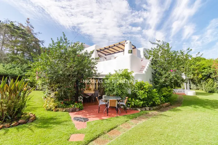 En venta casa de 3 habitaciones en Solanas, Punta Ballena con Parrillero y terraza