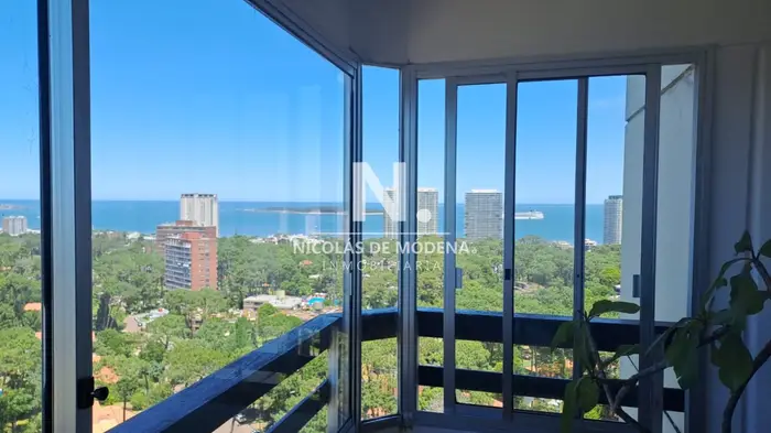 Vende apartamento de 2 dormitorios más servicio en Punta del Este