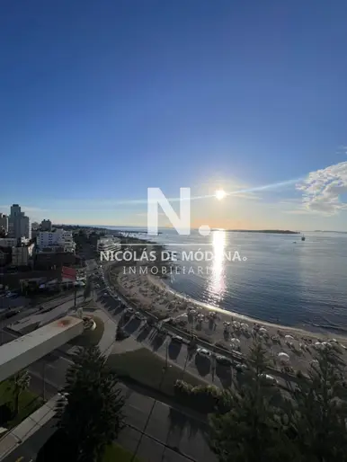 En venta apartamento de 3 dormitorios con vista al mar en Mansa, Punta del Este