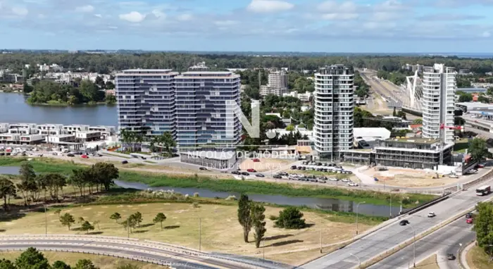 Apartamento de 3 Dormitorios Con Vista al lago en Parque Miramar,Canelones.