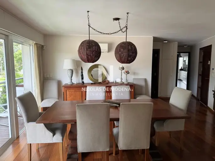 Venta Luminoso Apartamento de 3 Dormitorios Con Piscina y Parrillero En Carrasco.