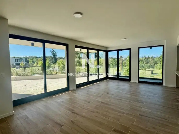 Venta Exclusivo Apartamento de 3 Dormitorios en Carrasco,Montevideo.